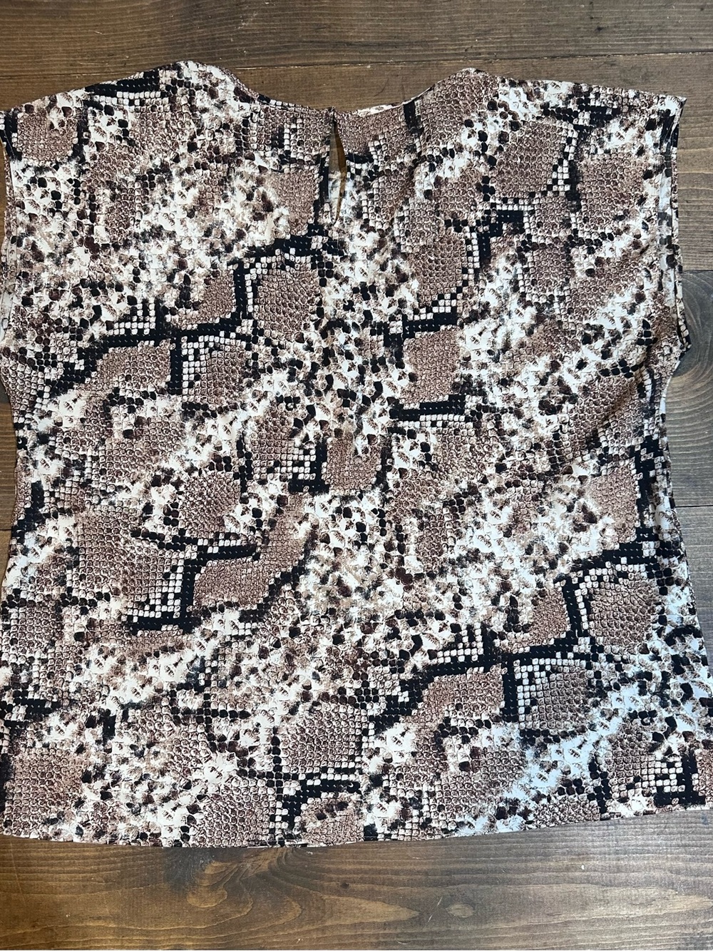Express Neutral Snake-Print Short Sleeve Tunic - Picture 2 of 3